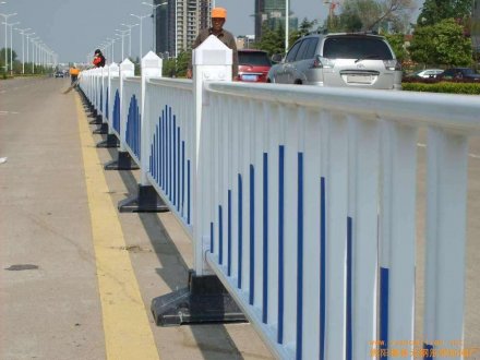 道路護欄怎么賣的？多少錢？